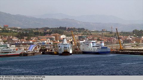 2022-CELEBRITY-REFLECTION-081707