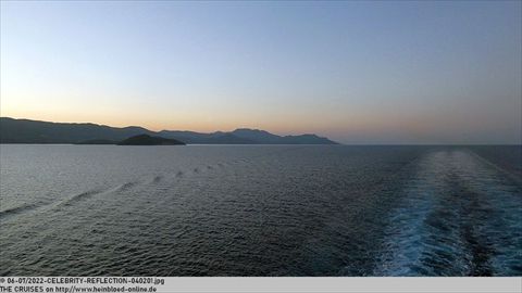 2022-CELEBRITY-REFLECTION-040201