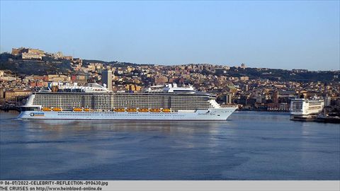 2022-CELEBRITY-REFLECTION-090430