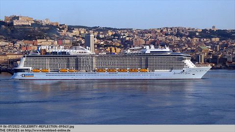 2022-CELEBRITY-REFLECTION-090431