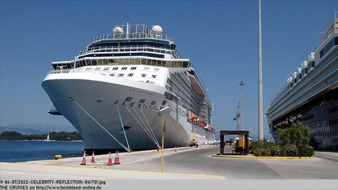 2022-CELEBRITY-REFLECTION-041701