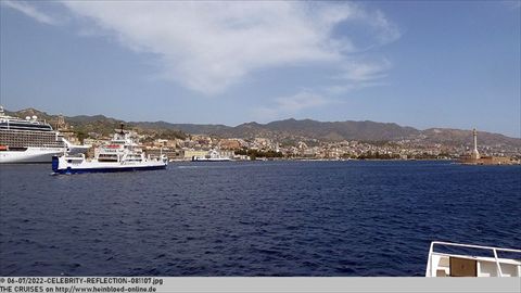 2022-CELEBRITY-REFLECTION-081107