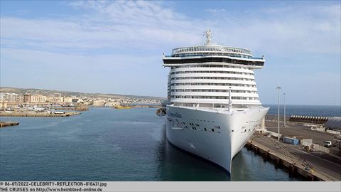 2022-CELEBRITY-REFLECTION-010431