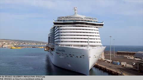 2022-CELEBRITY-REFLECTION-010433