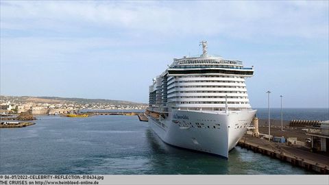 2022-CELEBRITY-REFLECTION-010434