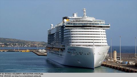 2022-CELEBRITY-REFLECTION-010435