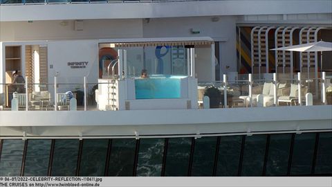 2022-CELEBRITY-REFLECTION-110611