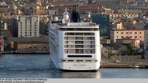 2022-CELEBRITY-REFLECTION-090804