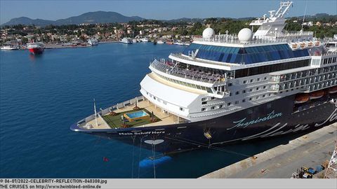 2022-CELEBRITY-REFLECTION-040308