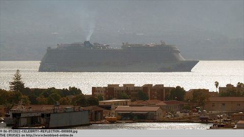 2022-CELEBRITY-REFLECTION-080808