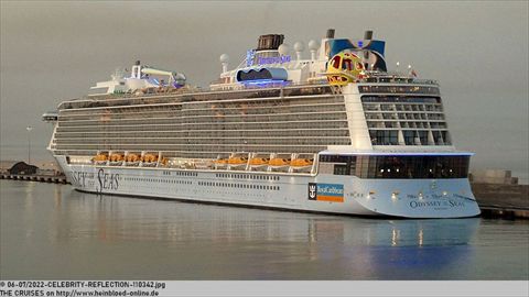 2022-CELEBRITY-REFLECTION-110342