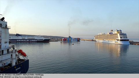 2022-CELEBRITY-REFLECTION-110350