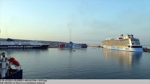 2022-CELEBRITY-REFLECTION-110352